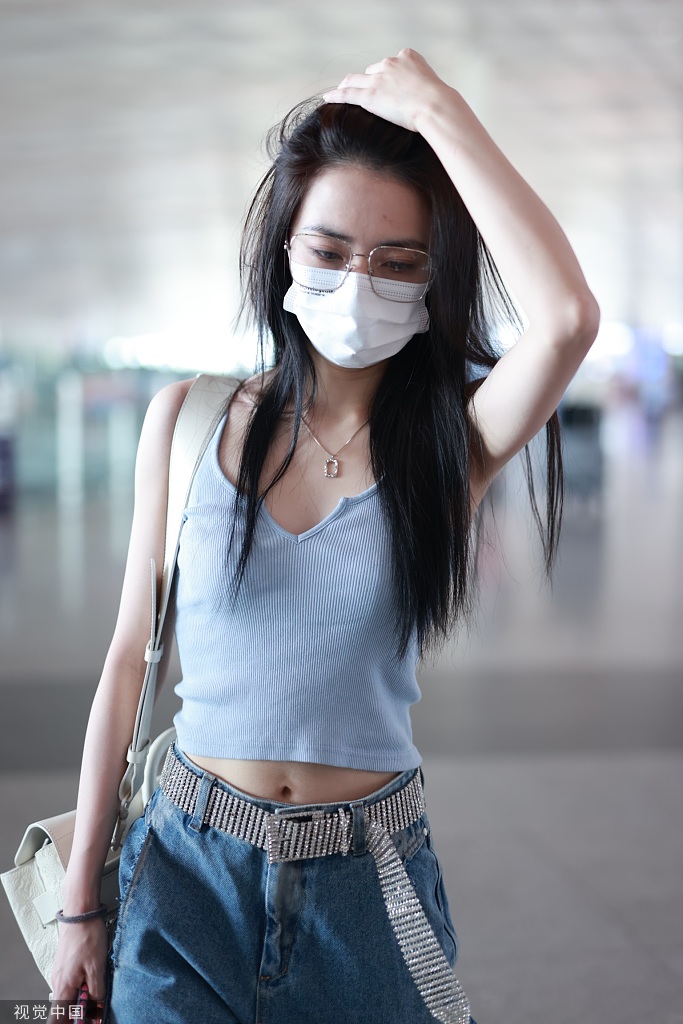 组图:徐璐蓝色吊带露脐装秀热辣蛮腰 撩发气质迷人钻石皮带吸睛