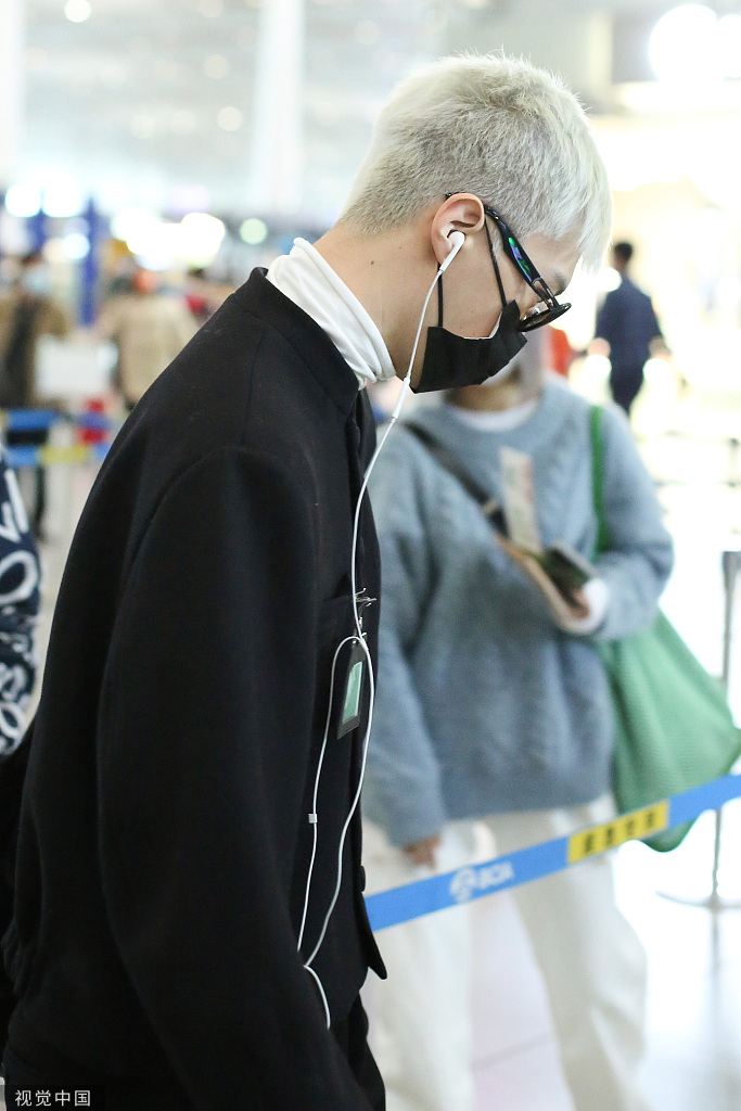 组图:范丞丞银发寸头造型酷炫拉风 黑衣配十字架耳钉超带感