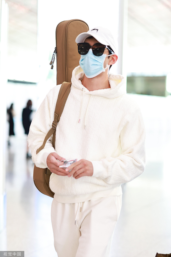 组图:李治廷全身白造型简约不失时尚 肩背乐器十足艺术范儿