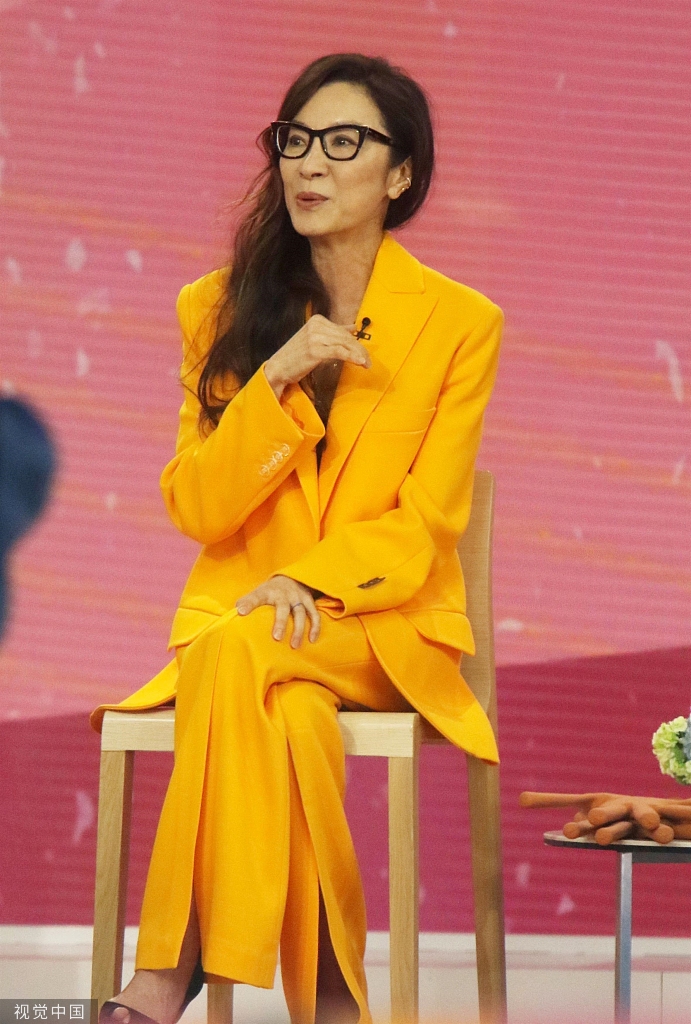 组图:杨紫琼新片《瞬息全宇宙》将映穿黄西装配框架眼镜优雅知性第3张图片