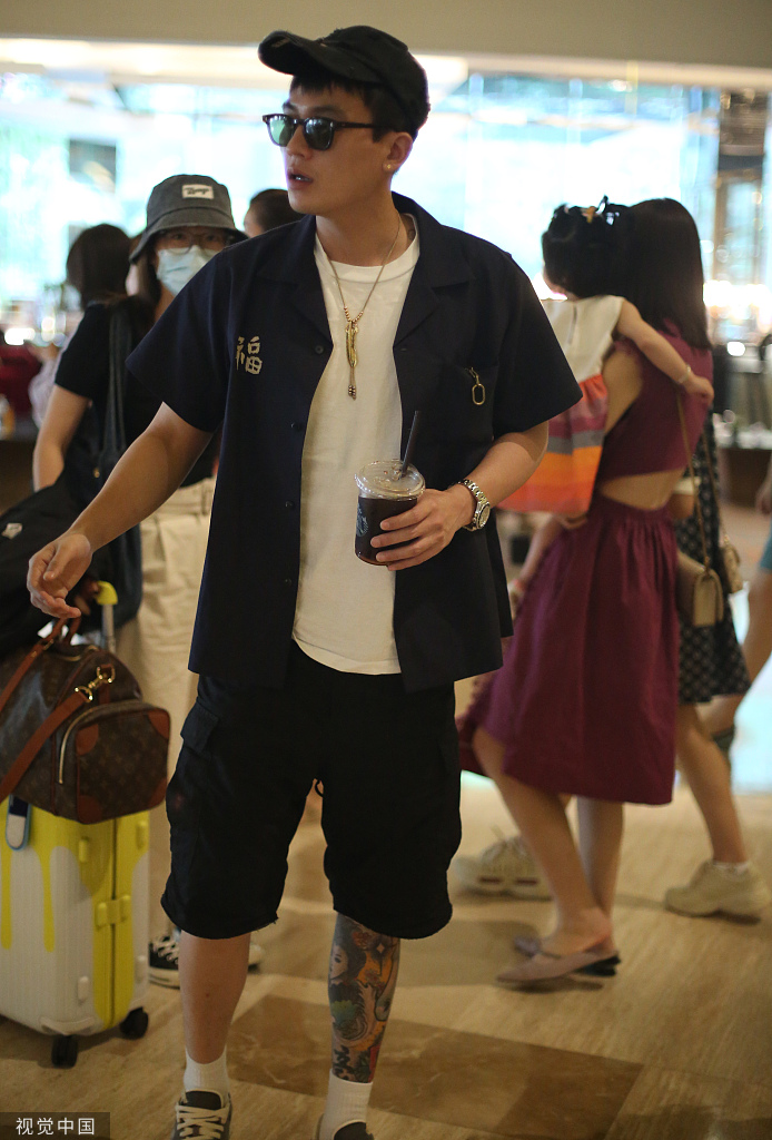 组图:欧豪all black出行酷飒十足 墨镜遮面腿上纹身瞩目超有范