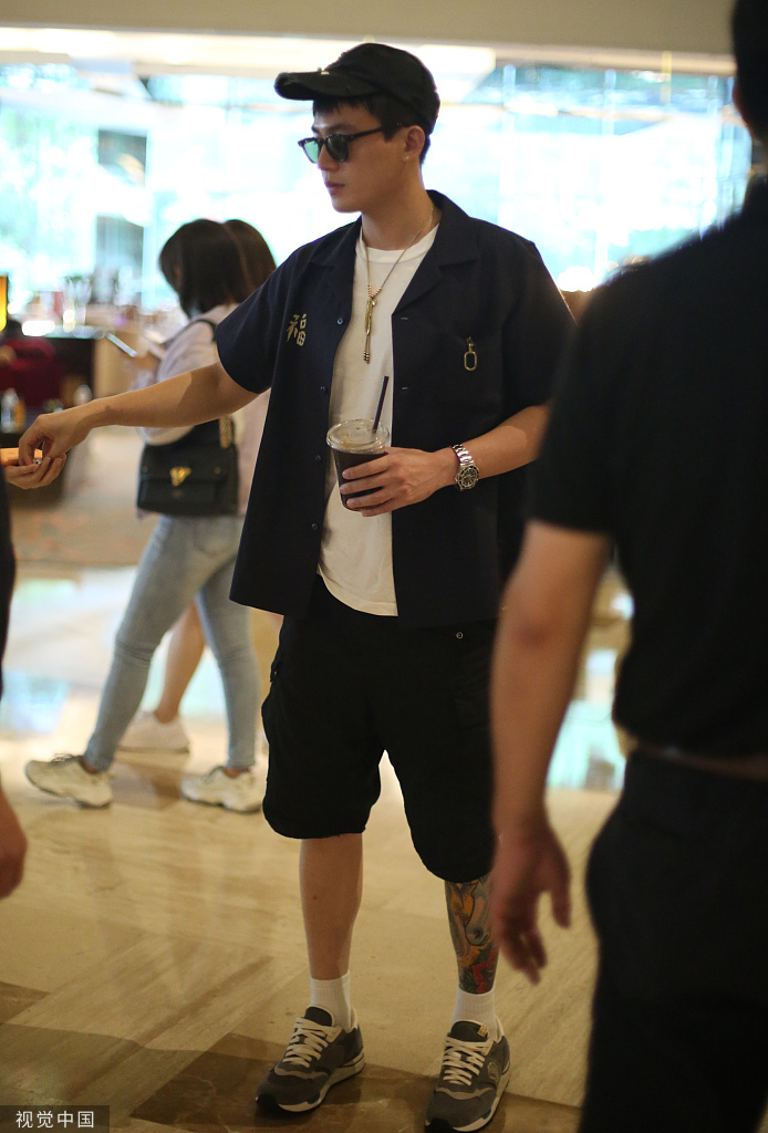 组图:欧豪all black出行酷飒十足 墨镜遮面腿上纹身瞩目超有范