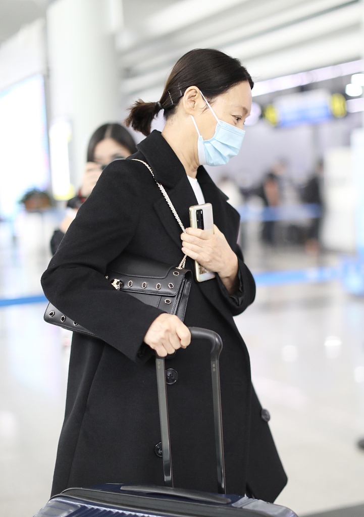 组图:61岁惠英红穿西服搭条纹裙优雅简约 推行李笑眼弯弯显亲和