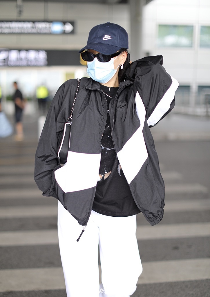 组图:袁娅维戴棒球帽一身嘻哈装扮 自信摆pose动作潇洒帅气