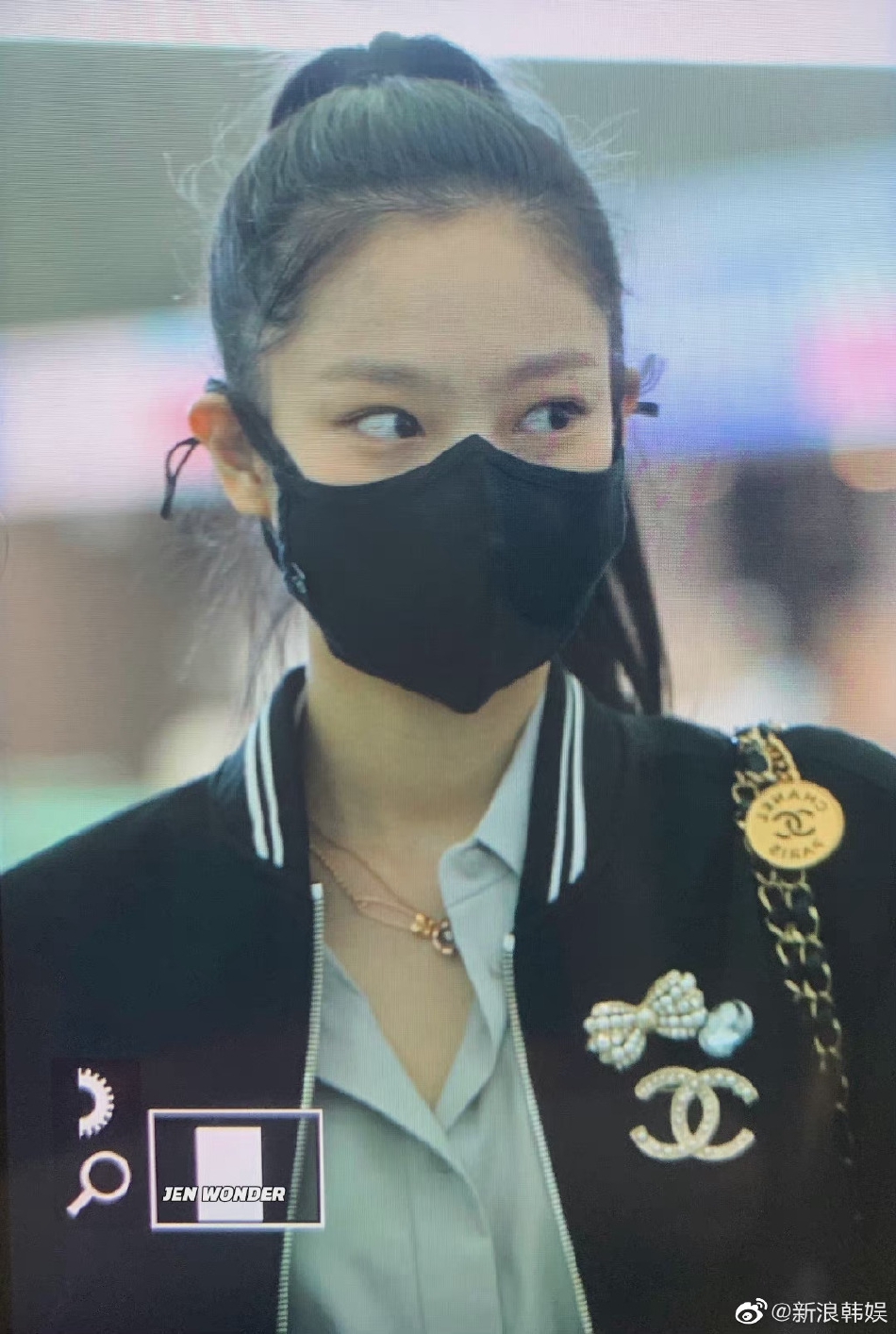 組圖：Jennie巴黎時裝週機場圖曝光 扎高馬尾對鏡揮手心情好