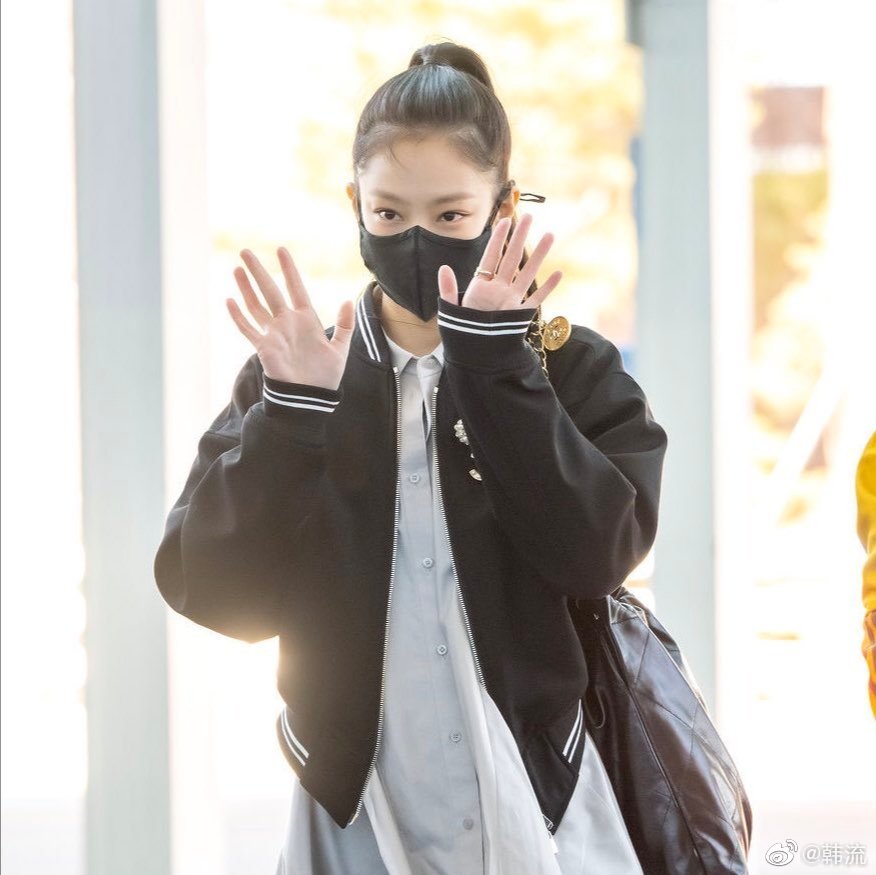 組圖：Jennie巴黎時裝週機場圖曝光 扎高馬尾對鏡揮手心情好