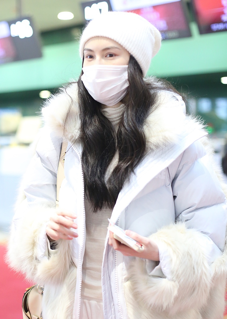 组图:何穗长发飘逸素颜亮相气质清新 全白look简约时髦又靓丽