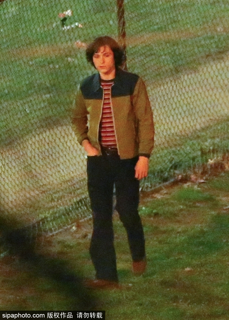 组图：“荷兰弟”现身片场条纹衣搭配拼接色夹克复古味十足第1张图片