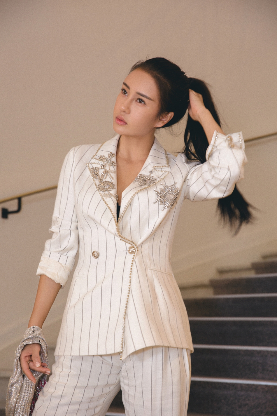 组图:母其弥雅回应戛纳红毯争议 街拍照神情洒脱心情未受影响_高清