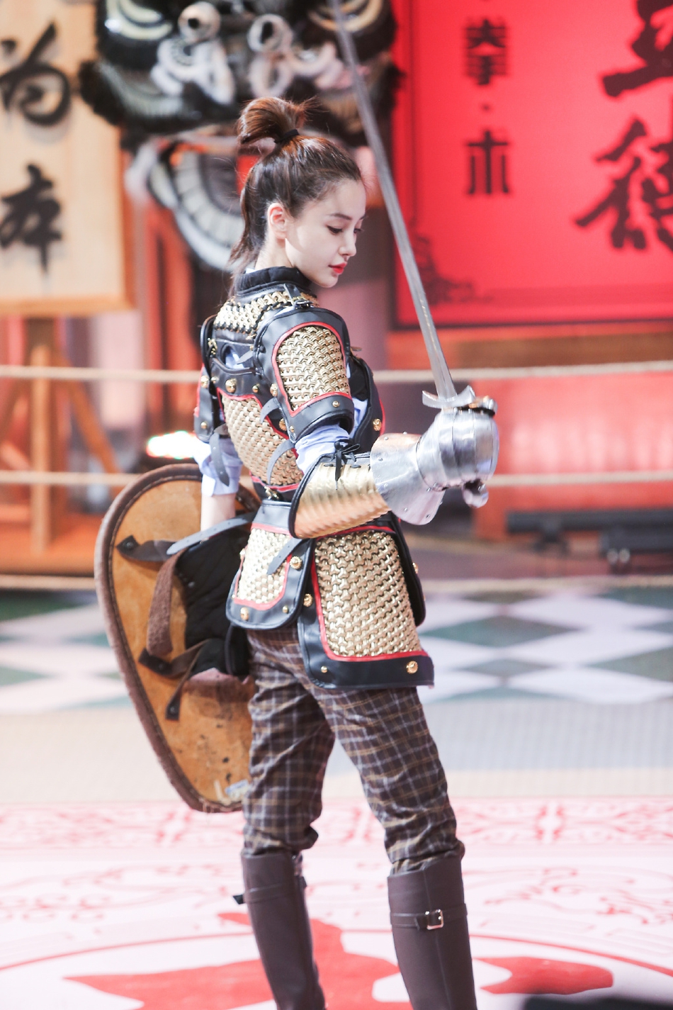 组图:baby穿帅气甲胄变"杨家将"英姿飒爽眼神有戏