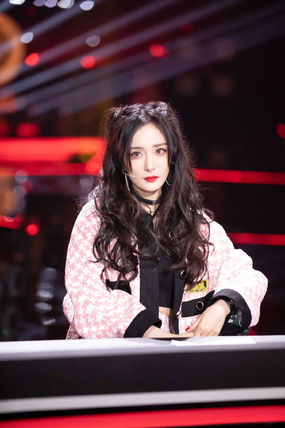组图杨幂女团爱豆风造型粉色套装双马尾露细腰又甜又辣