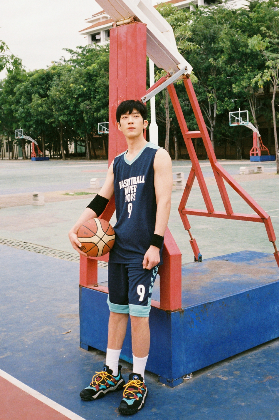 组图:井柏然操场篮球大片少年感十足 穿球衣青春动感帅气养眼