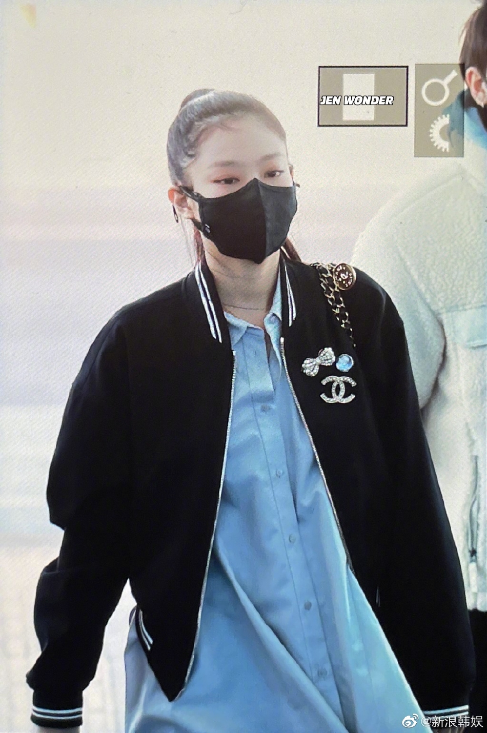 組圖：Jennie巴黎時裝週機場圖曝光 扎高馬尾對鏡揮手心情好