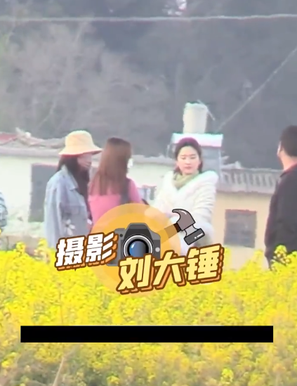 组图：刘亦菲片场路透曝光一身运动装在田间奔跑活力满满第3张图片