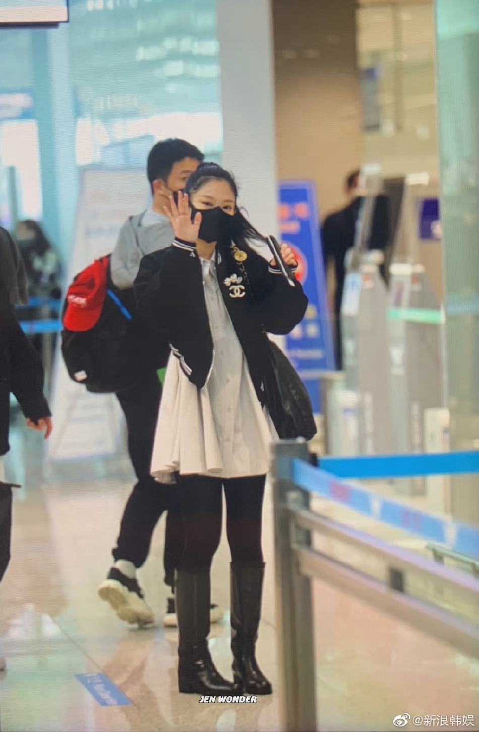 組圖：Jennie巴黎時裝週機場圖曝光 扎高馬尾對鏡揮手心情好