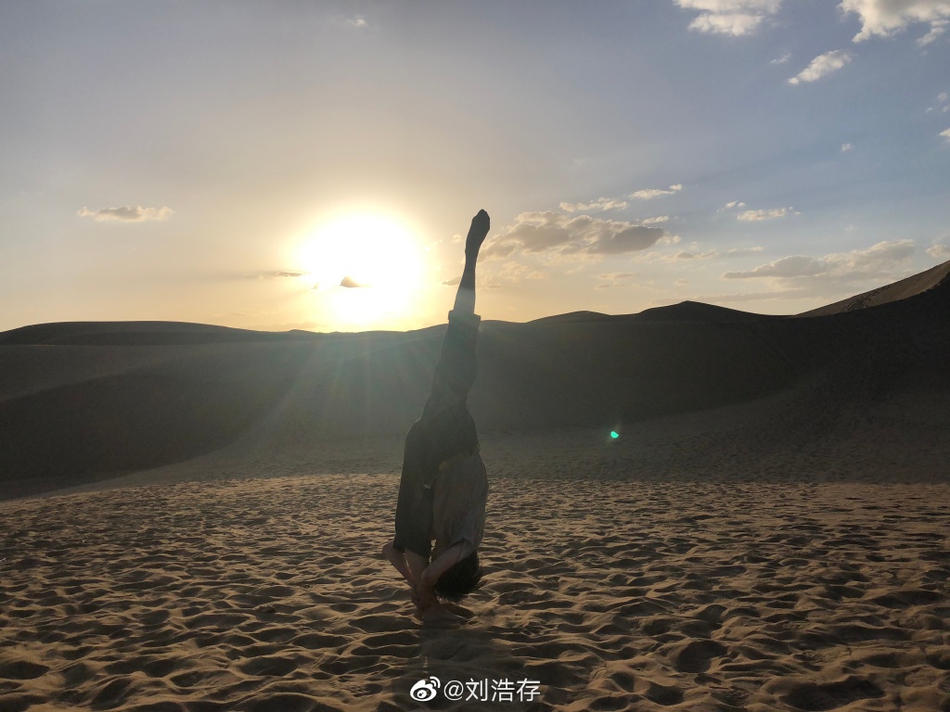 组图:新任谋女郎刘浩存晒照大展柔韧性 空中倒立轻松一字马_高清图集