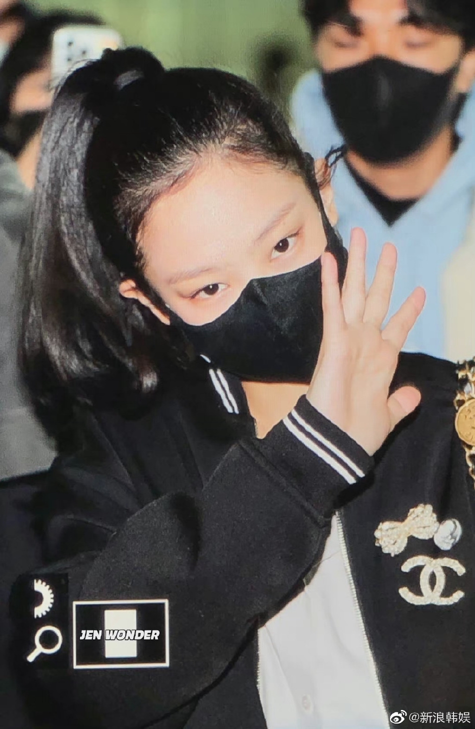 組圖：Jennie巴黎時裝週機場圖曝光 扎高馬尾對鏡揮手心情好