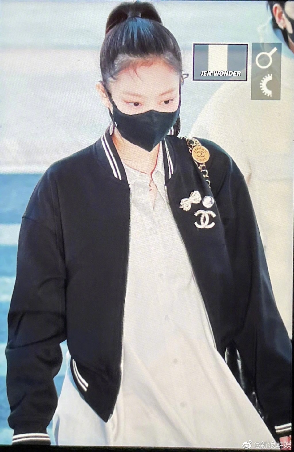 組圖：Jennie巴黎時裝週機場圖曝光 扎高馬尾對鏡揮手心情好