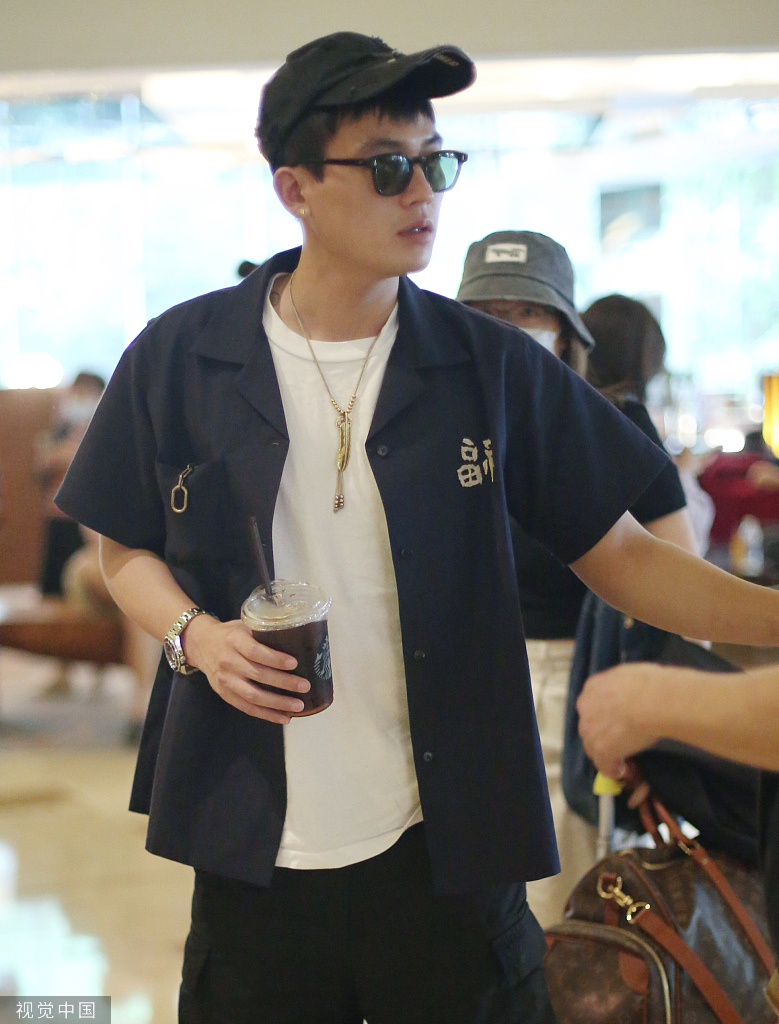 组图:欧豪all black出行酷飒十足 墨镜遮面腿上纹身瞩目超有范