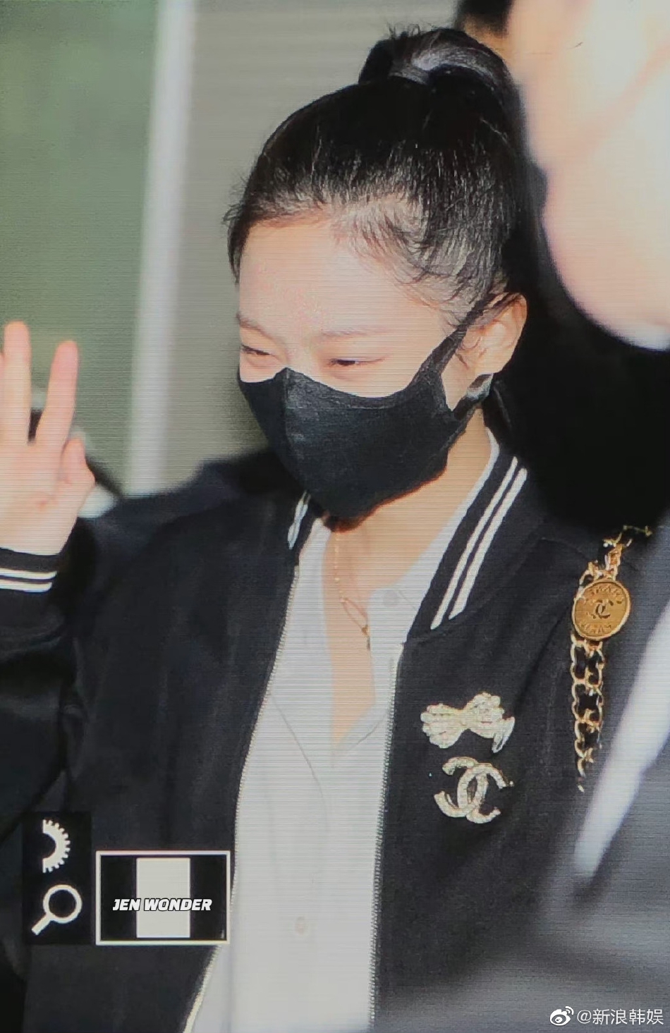 組圖：Jennie巴黎時裝週機場圖曝光 扎高馬尾對鏡揮手心情好