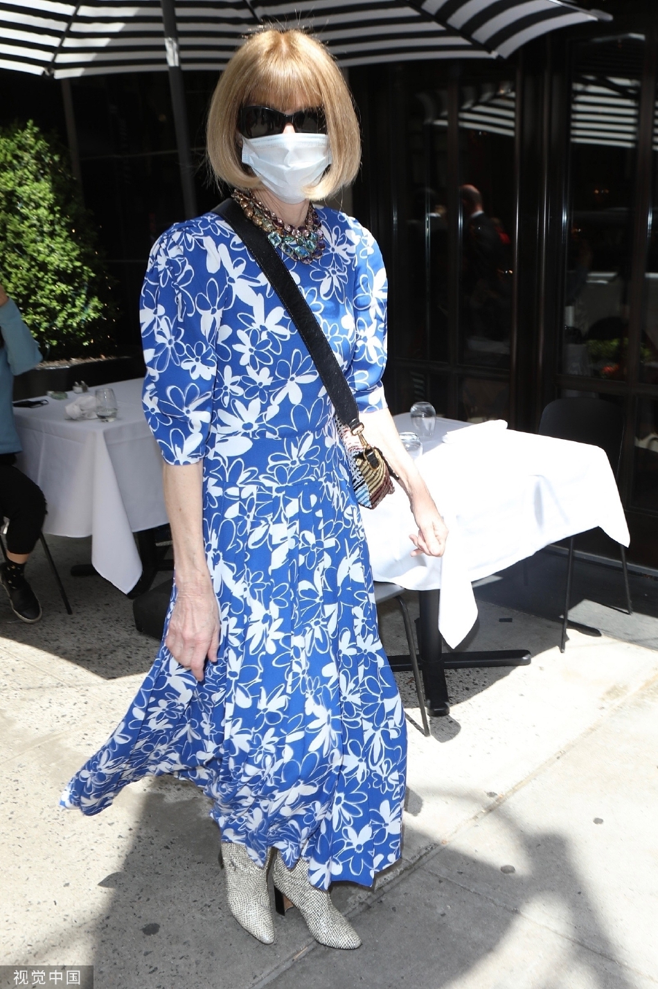 组图:"时尚女魔头"安娜身穿夏日感蓝裙离开酒店前往参加met gala_高清