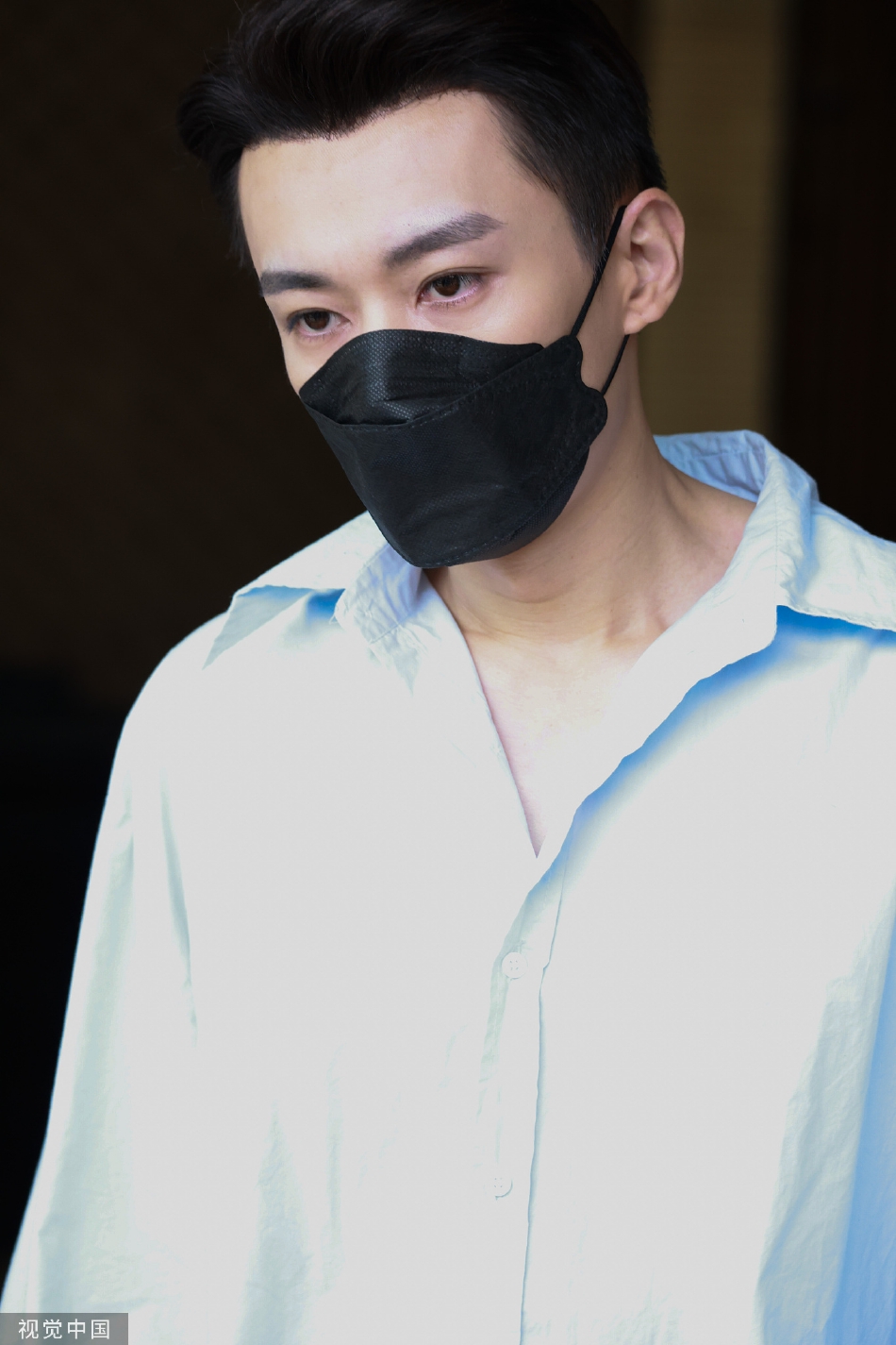 组图:刘学义新剧《画眉》上班路透 寸头搭蓝衬衫清爽有型