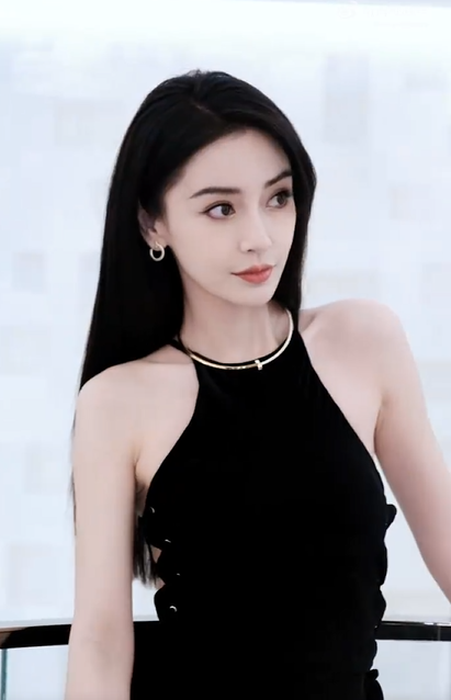 组图:angelababy纽约侧拍花絮 穿黑色长裙名利场上美貌