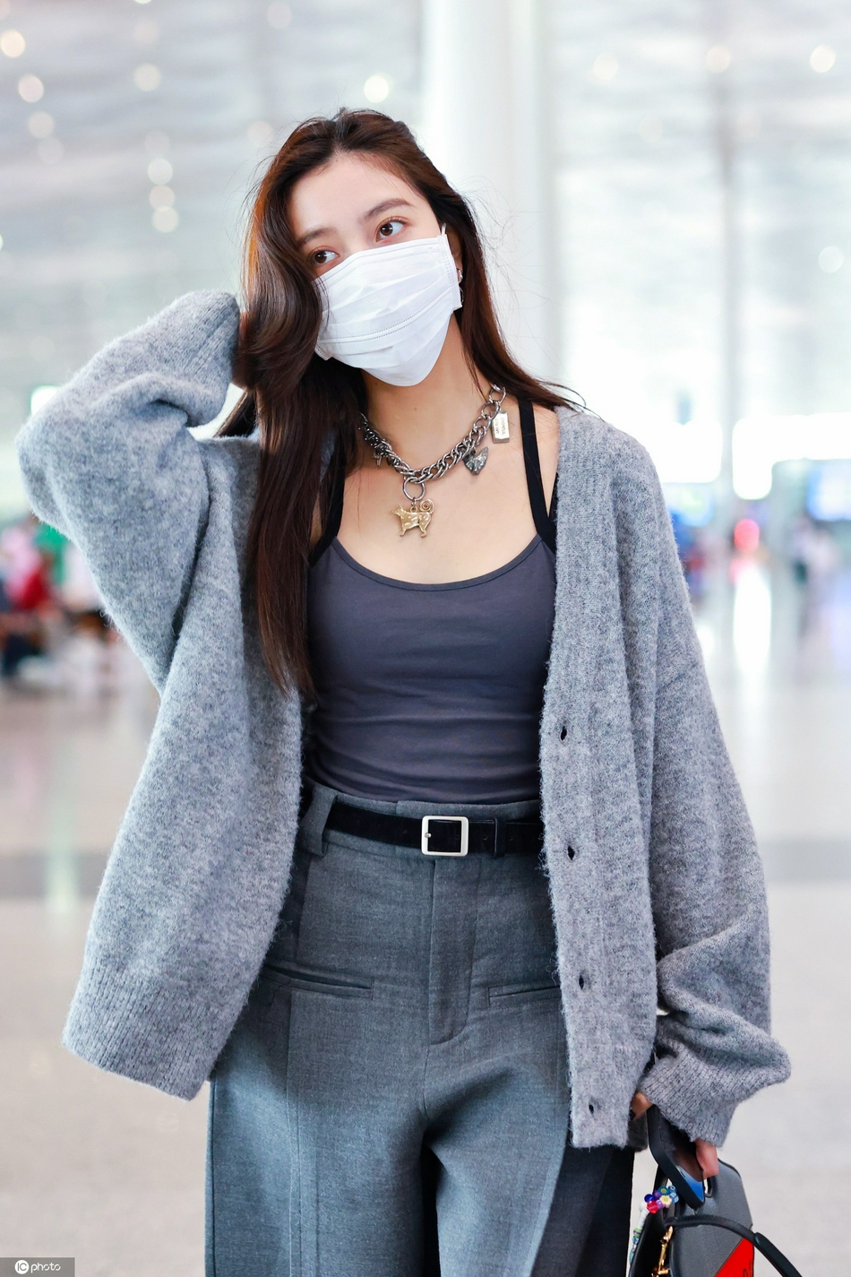 组图:宋妍霏长发披肩温婉现身 身着黑色背心搭毛绒外套休闲随性