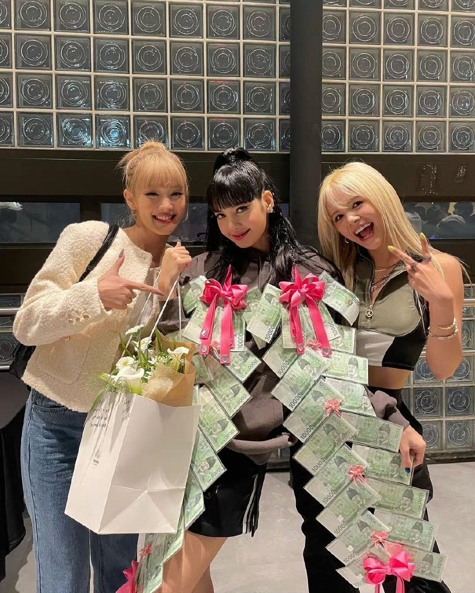 组图:MinnieSorn现身Lisa演唱会后台 送纸币披风贴贴合影关系好好