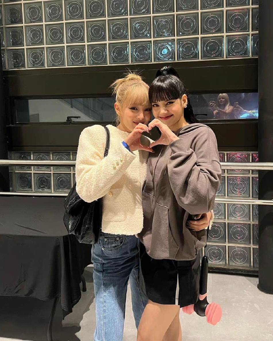 组图:MinnieSorn现身Lisa演唱会后台 送纸币披风贴贴合影关系好好