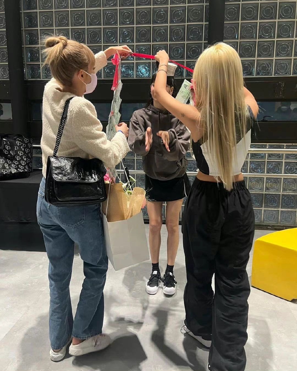 组图:MinnieSorn现身Lisa演唱会后台 送纸币披风贴贴合影关系好好