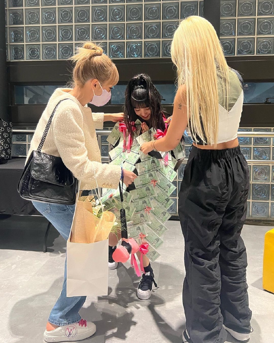 组图:MinnieSorn现身Lisa演唱会后台 送纸币披风贴贴合影关系好好