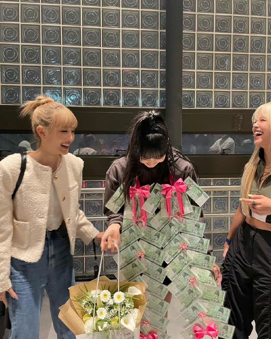 组图:MinnieSorn现身Lisa演唱会后台 送纸币披风贴贴合影关系好好