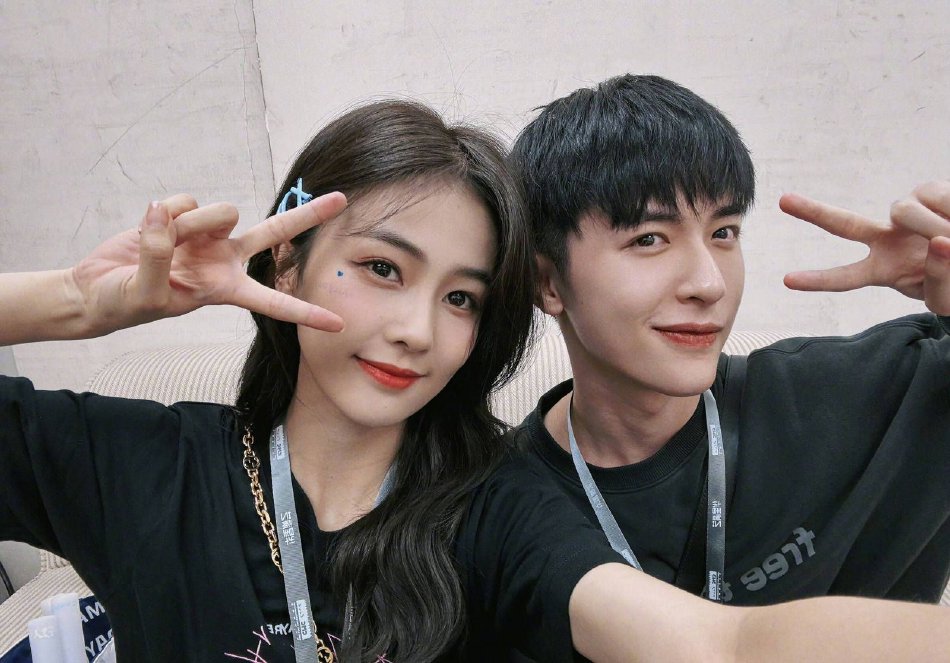 白鹿带闺蜜看五月天演唱会 眼含泪花难掩激动