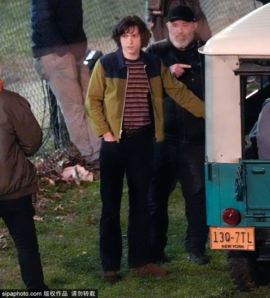 组图：“荷兰弟”现身片场条纹衣搭配拼接色夹克复古味十足第4张图片