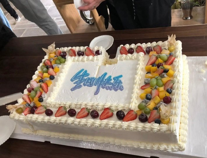 组图：氛围融洽！《暮色心约》剧组提前为任嘉伦庆生第4张图片