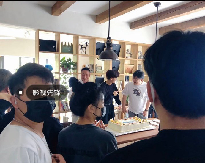 组图：氛围融洽！《暮色心约》剧组提前为任嘉伦庆生第1张图片