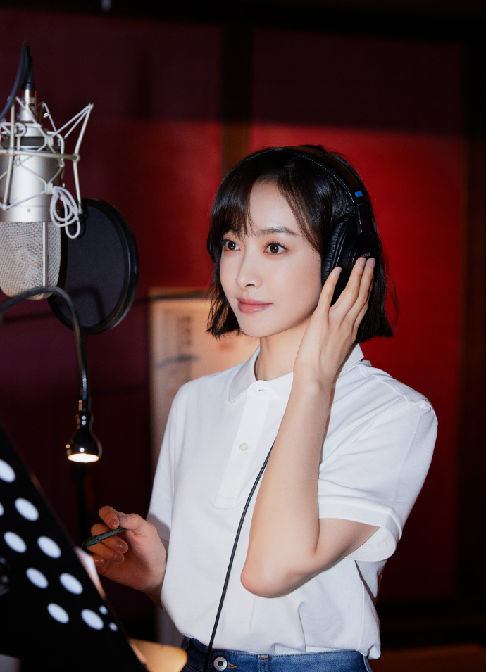 组图:宋茜《我们的歌》录制花絮照释出 短发造型利落笑容灿烂_高清