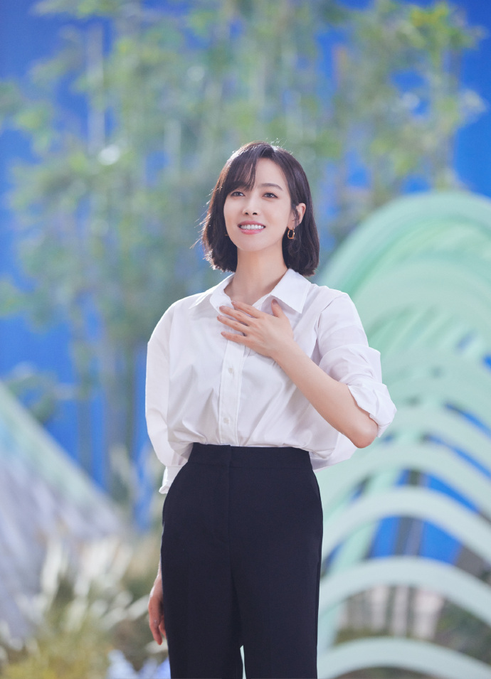 组图:宋茜《我们的歌》录制花絮照释出 短发造型利落笑容灿烂_高清