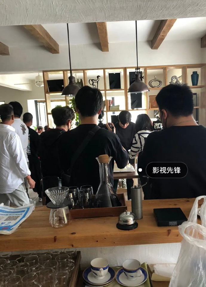 组图：氛围融洽！《暮色心约》剧组提前为任嘉伦庆生第2张图片