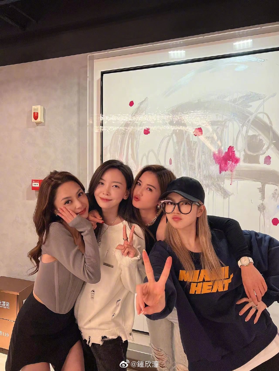 组图:twins周扬青于文文晒合影照 美女相拥气氛太欢乐_高清图集_新浪