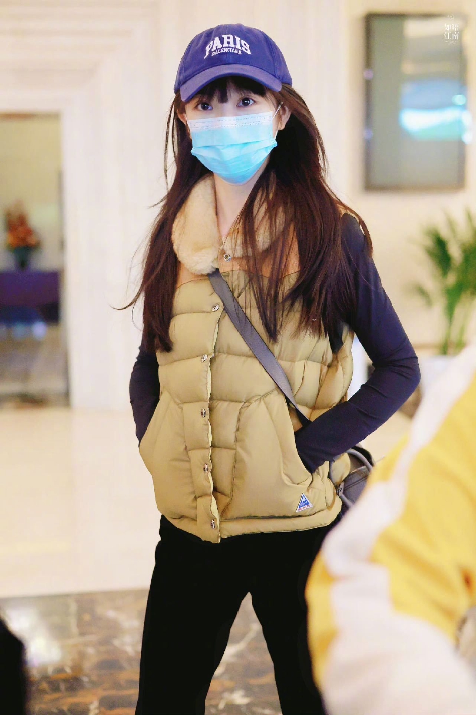 《半熟男女》开机路透 穿毛领厚马甲戴口罩舒适随性_影视资讯网明星