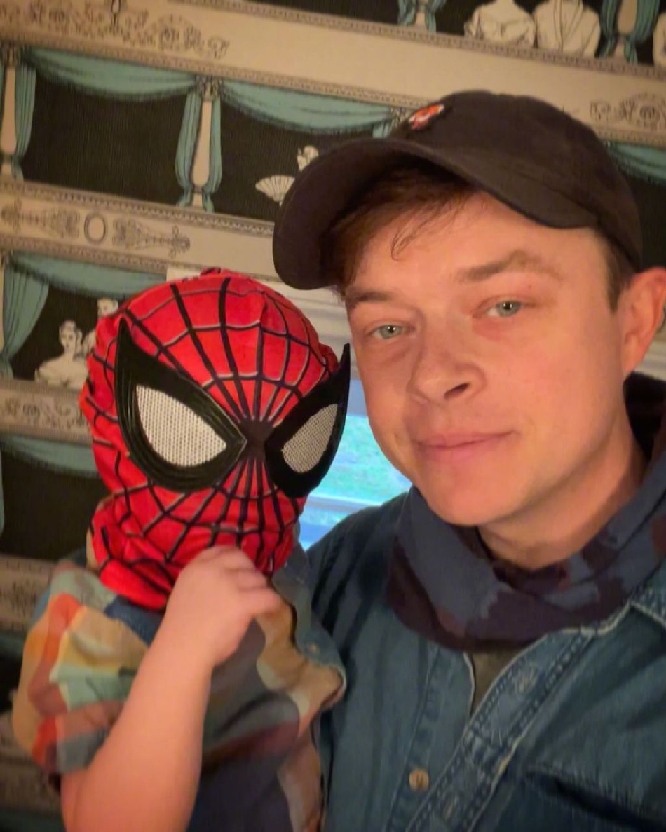 组图：又见虫绿cp！"小绿魔"戴恩·德哈恩晒和蜘蛛侠造型儿子合照第1张图片