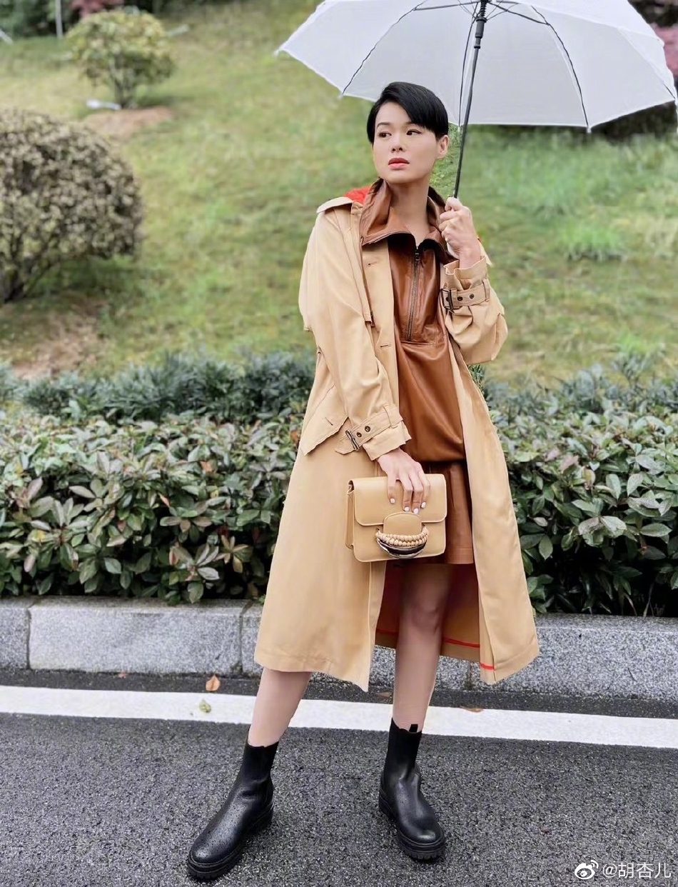 组图：梦回冲上云霄！胡杏儿晒雨天撑伞大片短裙配短发气质超绝第4张图片