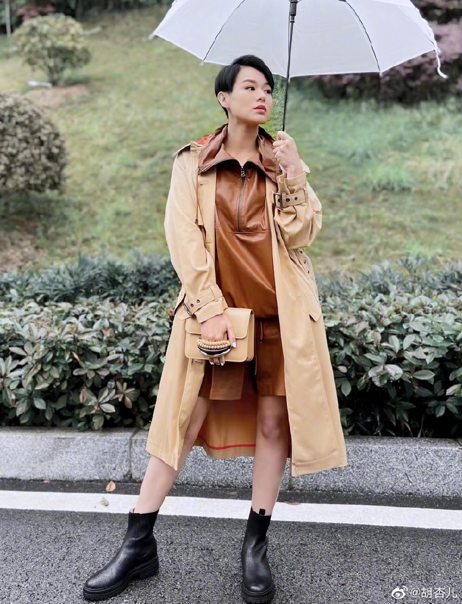 组图：梦回冲上云霄！胡杏儿晒雨天撑伞大片短裙配短发气质超绝第6张图片