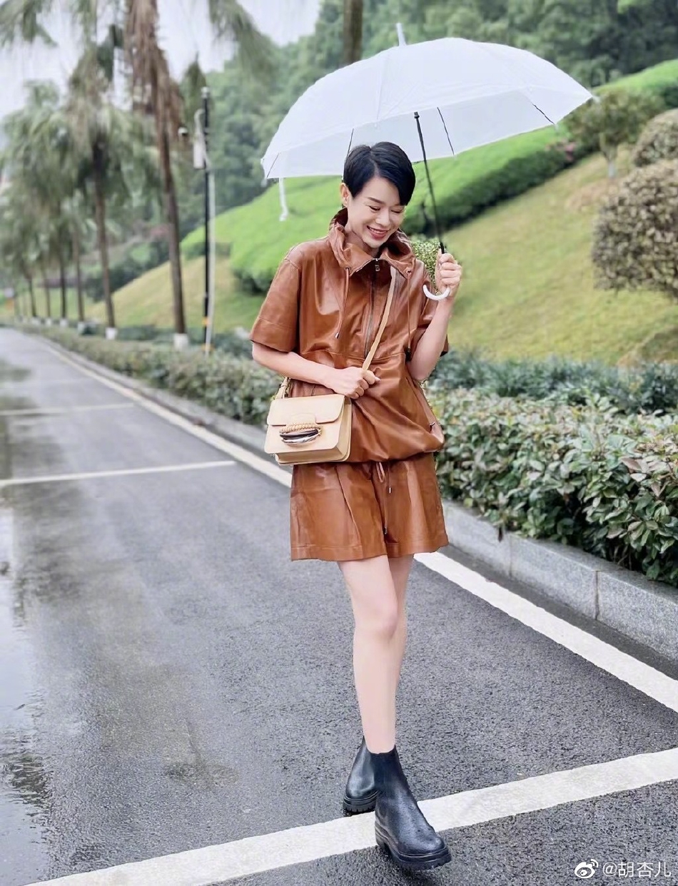 组图：梦回冲上云霄！胡杏儿晒雨天撑伞大片短裙配短发气质超绝第3张图片