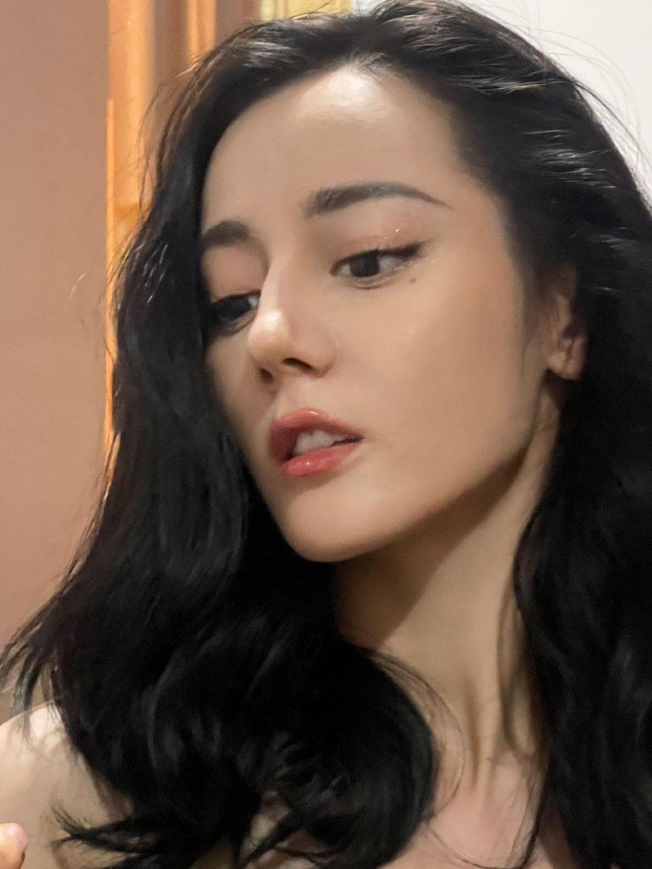 迪丽热巴生活碎片美照释出 蓝色挑染发色个性吸睛-易天影视公司-服务