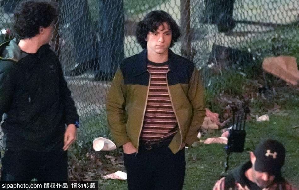 组图：“荷兰弟”现身片场条纹衣搭配拼接色夹克复古味十足第3张图片