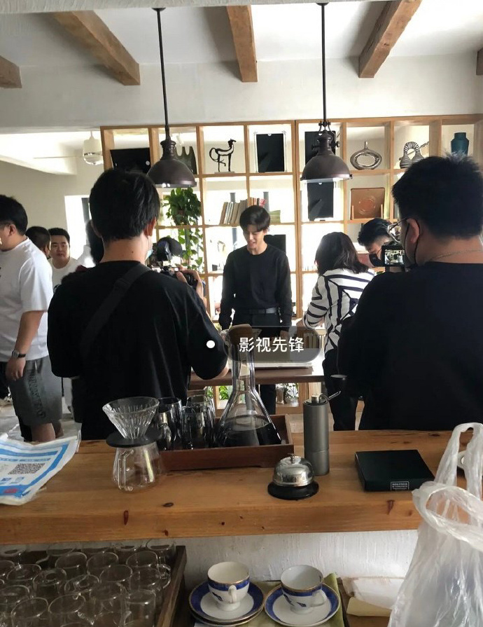 组图：氛围融洽！《暮色心约》剧组提前为任嘉伦庆生第3张图片