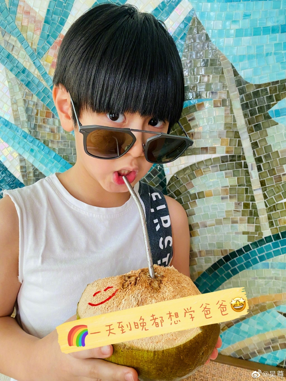 10/ 11新浪娱乐讯  25日,吴尊晒儿子max日常照片,感慨"看到max,就想到